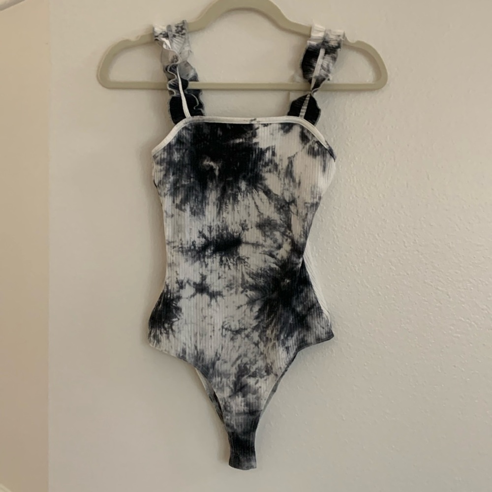 Le Lis Collection Women’s Navy and White tie die ruffled tank body suit, size S